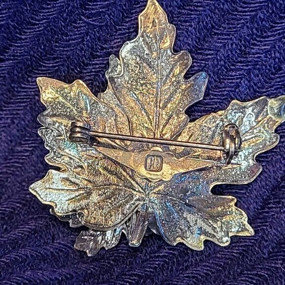 Vintage Maple Leaf Design Brooch Pin - Picture 3 of 4